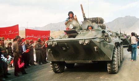 Der Abzug aus Afghanistan: Sowjetische Panzer sind im Mai 1988 a... Der Abzug aus Afghanistan: Sowjetische Panzer sind im Mai 1988 a...