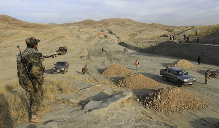 Infrastruktur für ein zerstörtes Land: Straßenbaustelle einer ch... Infrastruktur für ein zerstörtes Land: Straßenbaustelle einer ch...