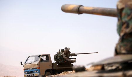 Kämpfer der Regierungstruppen unter Präsident Baschar Al-Assad u... Kämpfer der Regierungstruppen unter Präsident Baschar Al-Assad u...