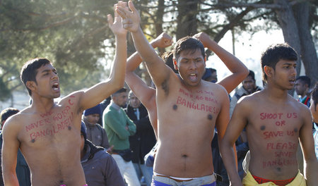 Menschen aus Bangladesch nahe der griechischen Grenze zu Mazedon... Menschen aus Bangladesch nahe der griechischen Grenze zu Mazedon...