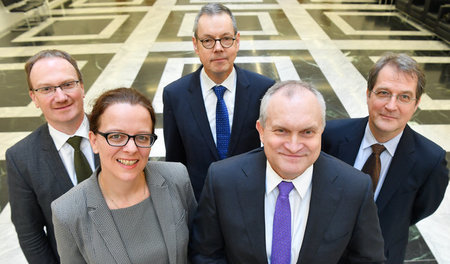 Fröhlich drein schauen die »Sachverständigen« Lars Feld, Isabel ...