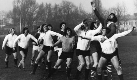 Gassenspielszene im Oberliga-Match zwischen der BSG Post Berlin ...