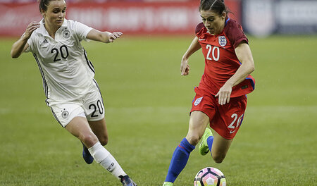 Da war noch alles gut: Lina Magull (SC Freiburg) gegen Englands ...