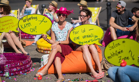 Protestaktion »Das Friseurhandwerk geht baden« der Gewerkschaft ...