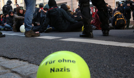 Seit Jahren eine Taktik linker Aktivisten: Sitzblockaden gegen r...
