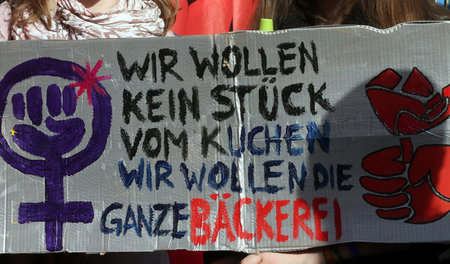 Feministisches Transparent auf einer Demonstration zum Internati...