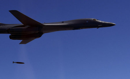 Bombenabwurf durch eine B-1B der US-Luftwaffe bei der provokativ...