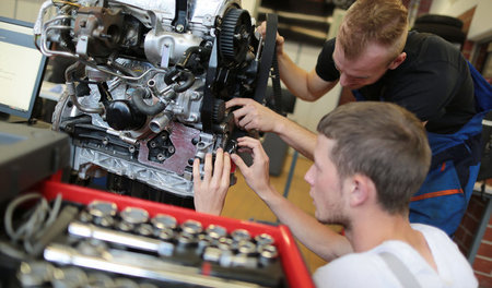 Angehende KFZ-Mechatroniker arbeiten im Ausbildungszentrum Butzw...