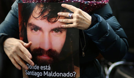 Wo ist Santiago Maldonado?, fragt eine Demonstrantin bei einer K...