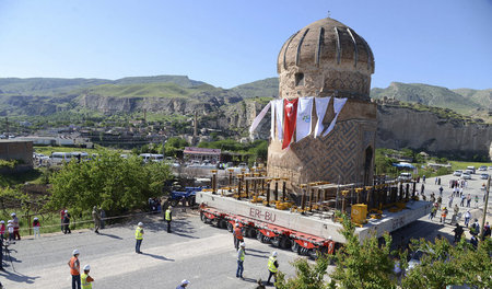 Am 12. Mai wurde in Hasankeyf das Grab von Zeynel Bey umgesetzt