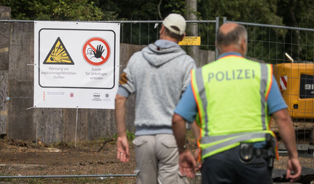 Explosionsgefahr: Absperrung des Kampfmittelräumdienstes am Frei... Explosionsgefahr: Absperrung des Kampfmittelräumdienstes am Frei...