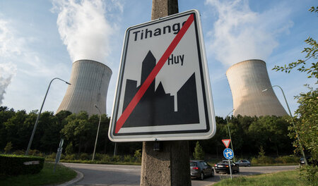 Kühltürme des Kraftwerks in Tihange