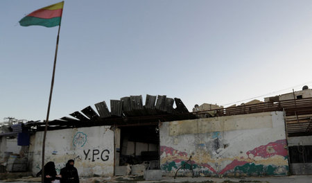 Kurdische Fahne in Aleppo: Straße im Viertel Scheich Maksud (15.... Kurdische Fahne in Aleppo: Straße im Viertel Scheich Maksud (15....