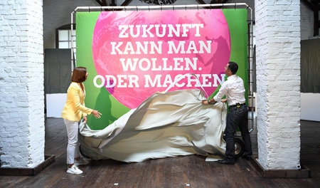 Und dann könnt ihr sie von hinten sehen: Katrin Göring-Eckardt u... Und dann könnt ihr sie von hinten sehen: Katrin Göring-Eckardt u...