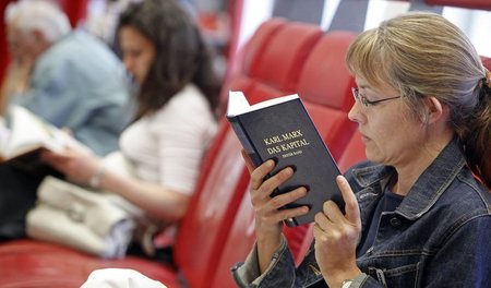 Der Klassiker: Eine Frau liest in einer Buchhandlung in Leipzig ... Der Klassiker: Eine Frau liest in einer Buchhandlung in Leipzig ...