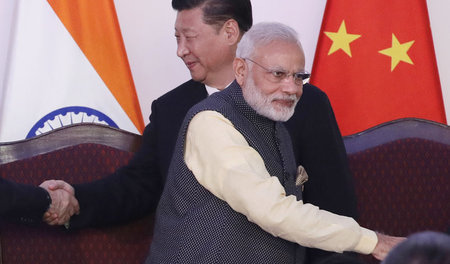 Indiens Premierminister Narendra Modi (links) und Chinas Präside... Indiens Premierminister Narendra Modi (links) und Chinas Präside...