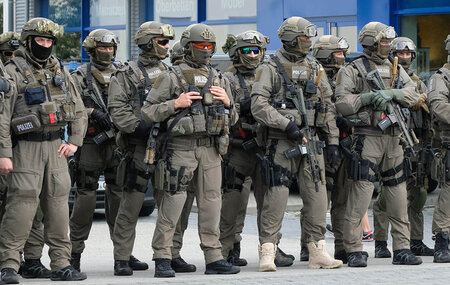 Vorbild G 20: Spezialkräfte der Polizei am Rande einer friedlich... Vorbild G 20: Spezialkräfte der Polizei am Rande einer friedlich...