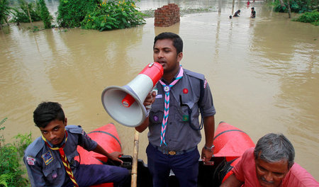 Rettungsarbeiten am Sonntag in der Nähe von Agartala in Indien Rettungsarbeiten am Sonntag in der Nähe von Agartala in Indien
