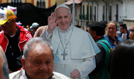 Noch aus Pappe: Papst Franziskus im Zentrum der kolumbianischen ...