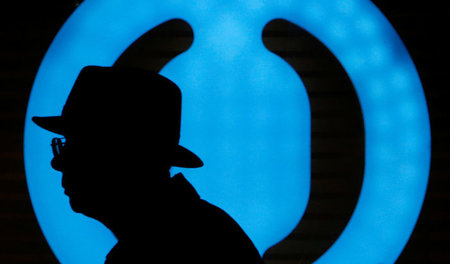 Im Hintergrund: Logo der Otkritie-Bank in Moskau