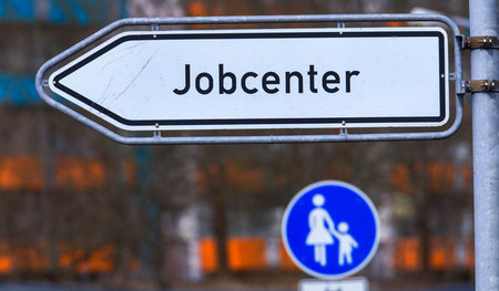 Praxis der Jobcenter: Sanktionen auf bloßen Verdacht hin und Rüc...