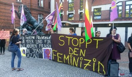 Mahnwache vor dem Berliner Landgericht anlässlich des Mordprozes...
