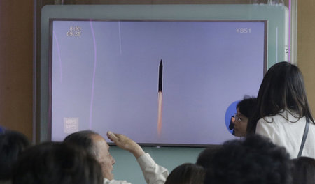 Den Medien Südkoreas kommt in der angespannten Lage mit dem Nach... Den Medien Südkoreas kommt in der angespannten Lage mit dem Nach...