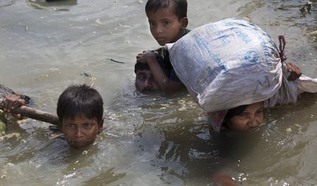 Rohingyas aus Myanmar durchqueren auf der Flucht nach Bangladesh... Rohingyas aus Myanmar durchqueren auf der Flucht nach Bangladesh...
