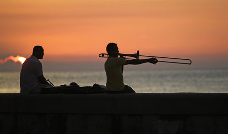 Die Auftritte von kubanischen Musikern auf dem Malecón sind mit ... Die Auftritte von kubanischen Musikern auf dem Malecón sind mit ...