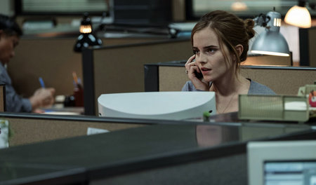 Eine Welt ohne Geheimnisse: Mae (Emma Watson) findet das erst ei... Eine Welt ohne Geheimnisse: Mae (Emma Watson) findet das erst ei...