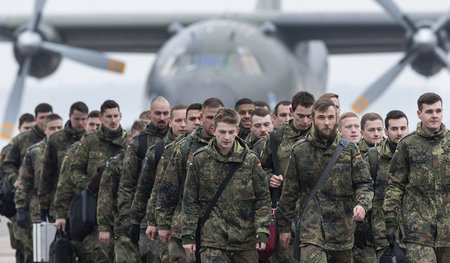 Nachschub zur Abschreckung Russlands: Bundeswehr-Soldaten landen...