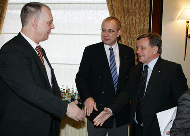 Mit den handzahmen Gewerkschaftschefs Norbert Hansen und Klaus D...