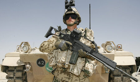 Ein Bundeswehr-Soldat der schnellen Eingreiftruppe (Quick Reacti... Ein Bundeswehr-Soldat der schnellen Eingreiftruppe (Quick Reacti...