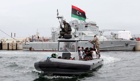 Auf der Jagd nach Flüchtlingen: Eine Patrouillenboot der libysch... Auf der Jagd nach Flüchtlingen: Eine Patrouillenboot der libysch...