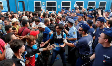Auseinandersetzungen zwischen Flüchtlingen und ungarischen Poliz... Auseinandersetzungen zwischen Flüchtlingen und ungarischen Poliz...