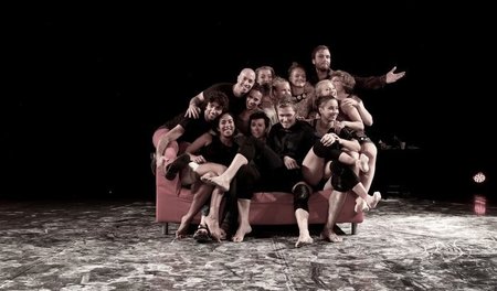 Wie viele Menschen passen auf ein Sofa? Eine Abteilung des Festi... Wie viele Menschen passen auf ein Sofa? Eine Abteilung des Festi...