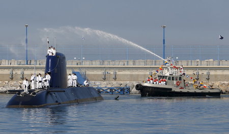 Ein israelisches Navy-Boot »begrüßt« ein neues deutsches U-Boot ... Ein israelisches Navy-Boot »begrüßt« ein neues deutsches U-Boot ...