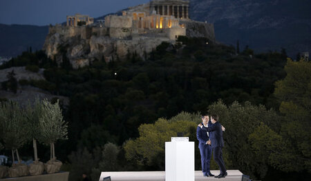 Eintracht mimen in Athen: Emmanuel Macron und Alexis Tsipras in ...