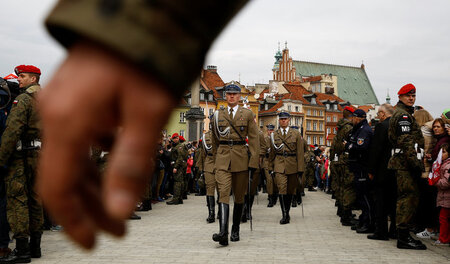 Parade der Ehrengarde: Soldaten marschieren am Tag der Verfassun...