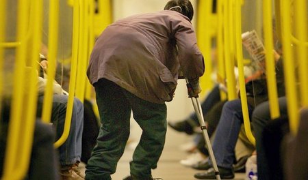 Daumenschrauben, die die Politik ansetzt: In einer Berliner U-Ba...