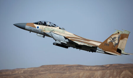 Ein israelischer »F-15«-Jet bei einer Militärübung im Süden des ...