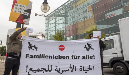 Geflüchtete protestierten am Freitag vor der CDU-Bundeszentrale ...