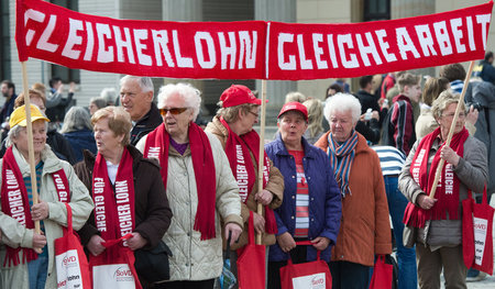 Niedrige Löhne, niedrige Renten – der Kampf von Frauen gegen Pre...