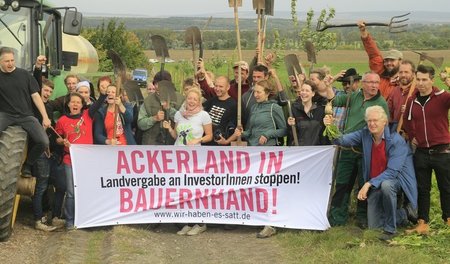 Die Teilnehmer der Baumpflanzdemo am Freitag auf einem Acker der...