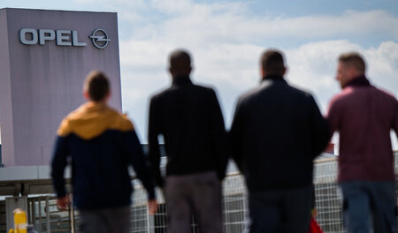 Arbeiter am Opel-Werkstor am Stammsitz in Rüsselsheim, April 201...