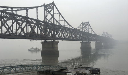 Noch stärkster Handelspartner: Lastwagen überqueren die nordkore...
