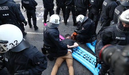 Festnahme eines Demonstranten während der »Welcome to Hell«-Demo...