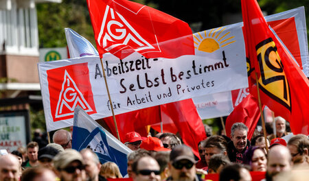 Arbeiter der IG Metall bei der diesjährigen 1.-Mai-Demonstration... Arbeiter der IG Metall bei der diesjährigen 1.-Mai-Demonstration...