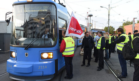 Neben den Busfahrern beteiligten sich am Montag auch die Tramfah...