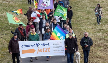 Protest gegen Lagerung von Atomwaffen in der BRD: Teilnehmer des... Protest gegen Lagerung von Atomwaffen in der BRD: Teilnehmer des...